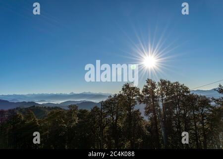 Une vue du pic de Hatu avec le soleil du matin et la vallée de la montagne; Hatu Peak, Narkanda, Himachal Pradesh, Inde Banque D'Images