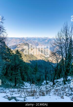 Shivalik Range of the Himalaya, Narkanda Valley, Himachal Pradesh - une vue panoramique de la chaîne Shivalik prise du pic de Hatu Banque D'Images