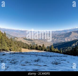 Shivalik Range of the Himalaya, Narkanda Valley, Himachal Pradesh - une vue panoramique de la chaîne Shivalik prise du pic de Hatu Banque D'Images