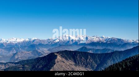 Shivalik Range of the Himalaya, Narkanda Valley, Himachal Pradesh - une vue panoramique de la chaîne Shivalik prise du pic de Hatu Banque D'Images