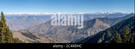 Shivalik Range of the Himalaya, Narkanda Valley, Himachal Pradesh - une vue panoramique de la chaîne Shivalik prise du pic de Hatu Banque D'Images