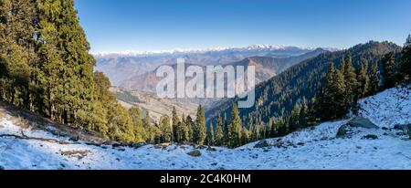 Shivalik Range of the Himalaya, Narkanda Valley, Himachal Pradesh - une vue panoramique de la chaîne Shivalik prise du pic de Hatu Banque D'Images