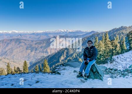 Narkanda, Himachal Pradesh, Inde; 28-déc-2018; posant avec la zone de Shivalik derrière Banque D'Images