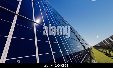 Image éclatante des panneaux solaires sous les nuages épars Banque D'Images