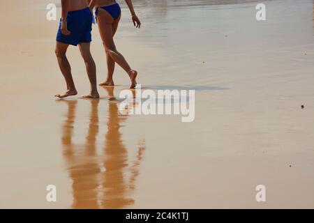 Un jeune couple marchant sur la plage de Sydney, en Australie Banque D'Images