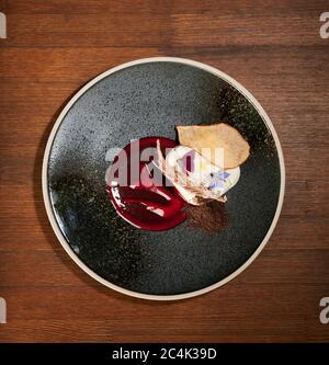 Dessert italien Panna cotta au-dessus de la vue sur une table en bois Banque D'Images