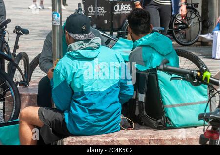 Deliveroo Food Delivery Riders à Cork, Irlande. Banque D'Images