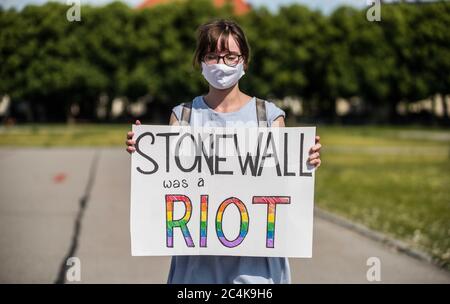 Munich, Bavière, Allemagne. 27 juin 2020. Un manifestant à Munich, en Allemagne, a un panneau avec 'Stonewall was a riot', faisant référence au légendaire Stonewall Inn à New York. Crédit: Sachelle Babbar/ZUMA Wire/Alay Live News Banque D'Images