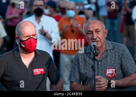 Madrid, Espagne. 27 juin 2020. Manifestation d'un pacte pour la reconstruction de l'Espagne. De gauche à R, Pepe Alvarez, leader syndical et secrétaire général de l'Union générale des travailleurs (UGT), Unaï Sordo, secrétaire général du syndicat Comisiones Obreras à Nuevos Ministerios, Madrid, Espagne. Crédit: EnriquePSans/Alay Live News Banque D'Images