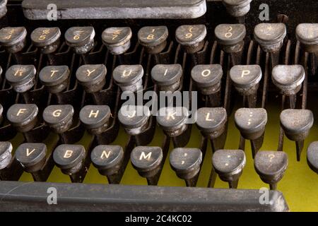 gros plan du clavier d'une machine à écrire manuelle de journaliste ancienne et gringeuse Banque D'Images