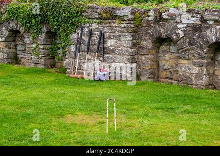 Balles de croquet et raquettes sur l'herbe dans le parc de l'hôtel Endsleigh à West Devon, Angleterre Banque D'Images