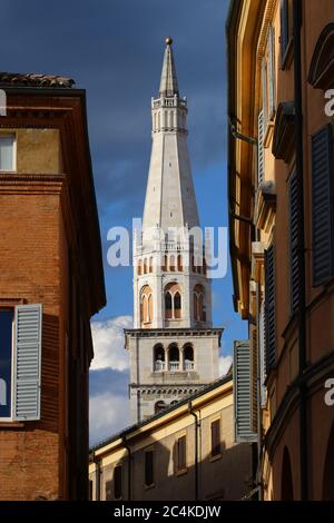 Tour Ghirlandina (Garland), Modène, Italie, symbole historique de la ville Banque D'Images