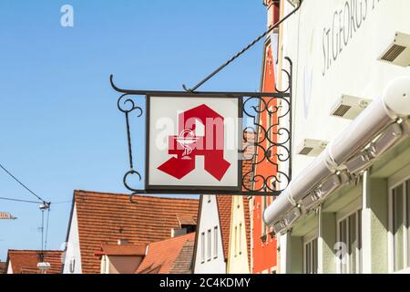 Nordlingen, Allemagne, 8 juin 2019: Apotheke, pharmacie signe en langue allemande Apotheke, pharmacie signe en langue allemande Banque D'Images