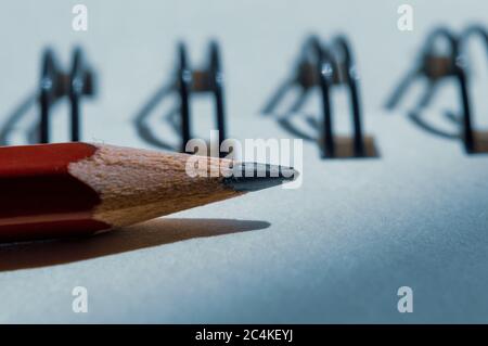 Gros plan d'un crayon et d'un classeur avec papier Banque D'Images