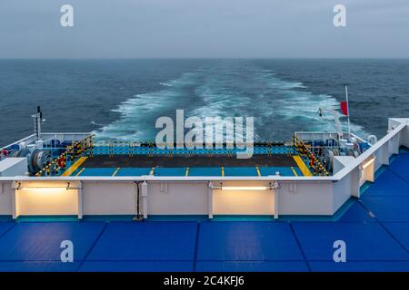 Vue de la poupe en plein swing. À bord du ferry Armorique de Brittany Ferries, Roscoff-Morlaix, France Banque D'Images