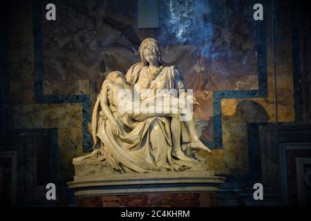 CITÉ DU VATICAN, CITÉ DU VATICAN - 24 octobre 2019 : Michel-Ange Buonarroti Pieta dans la basilique Saint-Pierre Banque D'Images