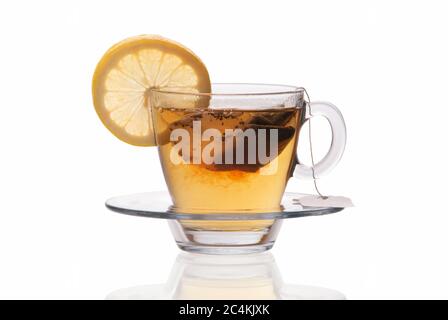 Tasse de thé en verre transparent avec une tranche de citron isolée sur fond blanc Banque D'Images