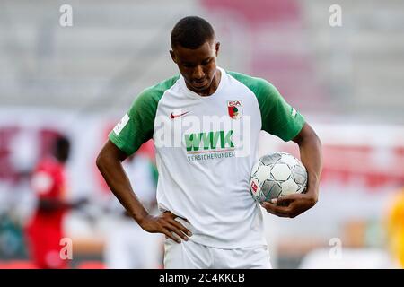 Ausgsburg City, Allemagne. 27 juin 2020. Firo: Football: Fuvuball: 27.06.2020 1.Bundesliga: Saison 19/20 34. matchday: FC Augsburg - RB Leipzig Felix Uduokhai, FC Augsburg, FCA, Augsburg, déception, demi-figure, photo: Marcel Engelbrecht/firosportphoto/POOL | usage dans le monde crédit: dpa/Alay Live News Banque D'Images