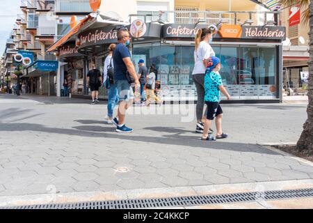 Benidorm, Espagne, 14 juin, 2020: Les gens profitent d'une journée ensoleillée sur la promenade de la plage Levante de Benidorm. Station balnéaire populaire espagnole après le confinement en cas de pandémie du coronavirus Banque D'Images