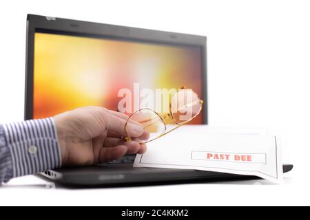 ordinateur portable avec écran coloré avec homme tenant une paire de lunettes de lecture sur le clavier isolé sur blanc Banque D'Images