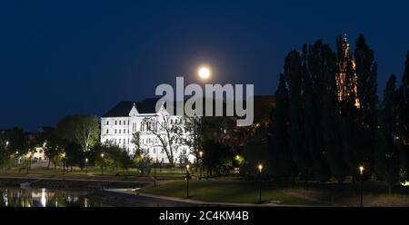 La pleine lune s'élève au-dessus de Győr, Hongrie Banque D'Images