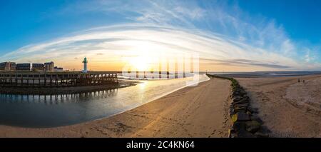 Panorama de l'embarcadère et du phare en bois à Trouville et Deauville dans une belle soirée d'été, en France Banque D'Images