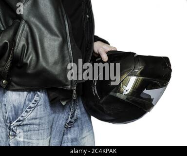 Motard en Jean et veste en cuir tenant un casque de moto Banque D'Images