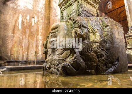 Medusa, rendez-vous dans la Citerne Basilique d'Istanbul, en Turquie, lors d'une belle journée d'été Banque D'Images