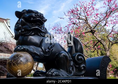 Gros plan sur un 'Komainu' une décoration en bronze du brûleur d'encens au temple Gotokuji. Setagaya, Tokyo, Japon. Banque D'Images