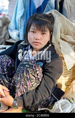 Portrait d'une jeune fille locale sur le marché de la pagode Phaung Daw Oo à Shan, au Myanmar (Birmanie) Banque D'Images