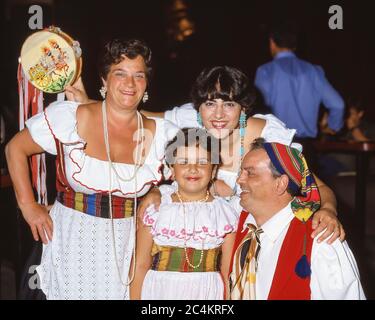 Groupe familial de danseurs néopolylitains, Sorrente, région de Campanie, Italie Banque D'Images