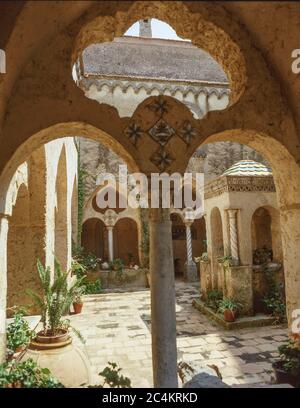 Le cloître de Villa Cimbrone, Ravello, côte amalfitaine, province de Salerne, région Campanie, Italie Banque D'Images