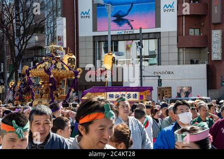 Célébration et parade de la Journée nationale de la Fondation (Kenkokukinen-no-Hi) sur Omotesando-dori. Banque D'Images