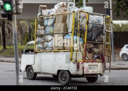 RIO DE JANEIRO, BRÉSIL - 27 mai 2020: Rio de Janeiro, Brésil - 27 mai 2020: Rempli à la jante de l'ancienne fourgonnette de collecteur avec le matériel de recyclage passant un gr Banque D'Images