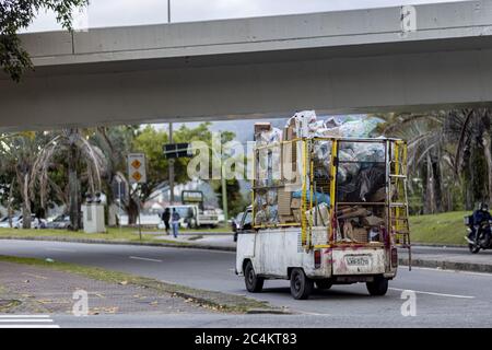 RIO DE JANEIRO, BRÉSIL - 27 mai 2020: Rio de Janeiro, Brésil - 27 mai 2020: Rempli à la jante de l'ancienne fourgonnette de collecteur avec le matériel de recyclage passant par un Banque D'Images