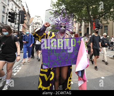 Londres, Royaume-Uni. 27 juin 2020. La manifestation Black Trans Lives Matter passe devant Trafalgar Square à Londres. Crédit : Paul Marriott/Alay Live News Banque D'Images