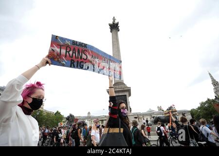 Londres, Royaume-Uni. 27 juin 2020. Les gens détiennent une bannière « les droits des Noirs sont des droits de l'homme », à Trafalgar Square, à Londres. Crédit : Paul Marriott/Alay Live News Banque D'Images