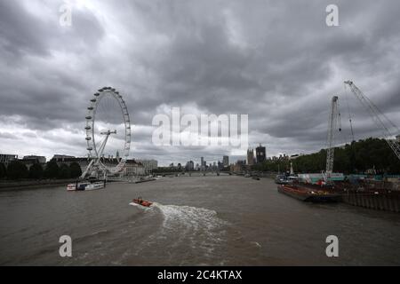 Londres, Royaume-Uni. 27 juin 2020. Nuages sombres au-dessus du London Eye et du Parlement sur la Tamise à Londres. Crédit : Paul Marriott/Alay Live News Banque D'Images