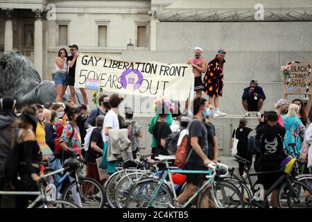 Londres, Royaume-Uni. 27 juin 2020. Les gens tiennent une bannière « gay Liberation Front 50 Years Out », à Trafalgar Square, à Londres. Crédit : Paul Marriott/Alay Live News Banque D'Images