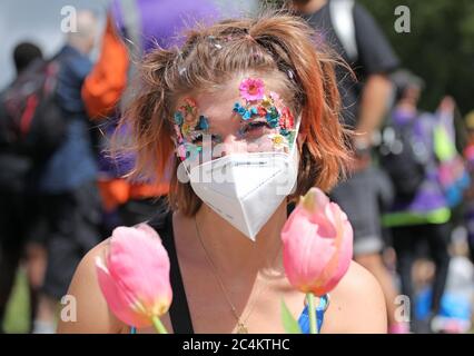 Londres, Royaume-Uni. 27 juin 2020. Les gens au début de la vie de la Trans Noire ont de l'importance de protester à Londres. Crédit : Paul Marriott/Alay Live News Banque D'Images