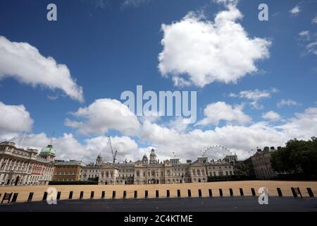 Londres, Royaume-Uni. 27 juin 2020. Bien qu'il s'agisse de la Journée des forces armées, la parade des gardes à cheval est complètement déserte à l'heure du déjeuner, car la pandémie du coronavirus COVID-19 a empêché de nombreux événements officiels de se tenir et a également empêché de nombreux touristes et touristes. Crédit : Paul Marriott/Alay Live News Banque D'Images