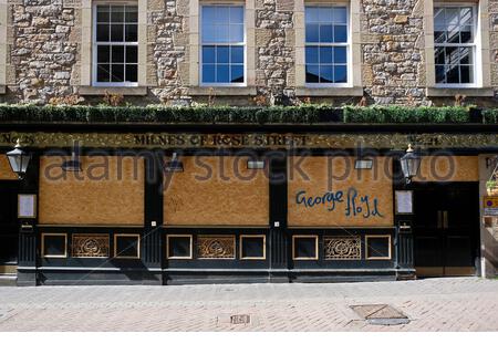 Black Lives Matter George Floyd spray peint sur un boared up Milnes Pub dans la rue Rose en raison du coronavirus Covid-19 verrouillage Banque D'Images