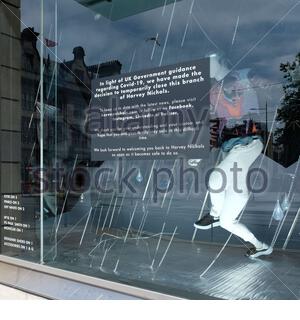 Harvey Nichols Edinburgh ferme un avis sur la vitrine de l'atelier pour informer les clients de la fermeture en raison du blocage du coronavirus Covid-19 Banque D'Images