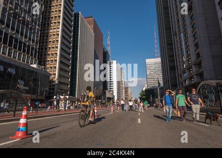Célèbre avenue Paulista à Sao Paulo avec des bâtiments modernes autour Banque D'Images