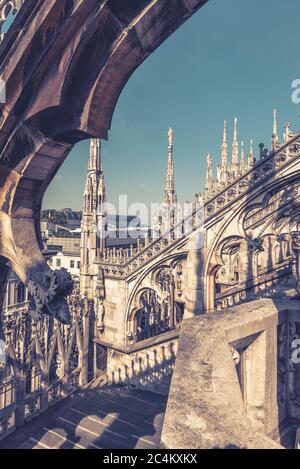 La cathédrale de Milan, Italie. Détail de la décoration de luxe en pierre du toit. La célèbre église principale de Milan ou Duomo di Milano est le principal point de repère de la ville. Niv Banque D'Images