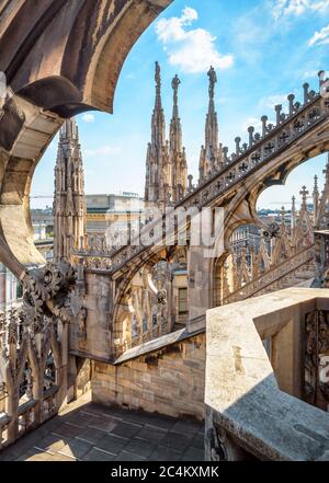 Vue rapprochée de la cathédrale de Milan, Italie, Europe. Détail des décorations extérieures de toit de luxe. La cathédrale de Milan ou le Duomo di Milano est le principal site de Mil Banque D'Images