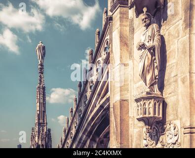 Vue rapprochée de la cathédrale de Milan, Italie, Europe. La cathédrale de Milan ou le Duomo di Milano est le principal point de repère de la ville de Milan. Décoration de luxe avec arc de Milan Banque D'Images