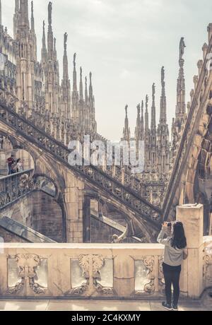 Milan, Italie - 16 mai 2017 : vue sur le toit de la cathédrale de Milan. Les gens visitent la belle terrasse. La cathédrale de Milan ou Duomo di Milano est le meilleur atractio touristique Banque D'Images
