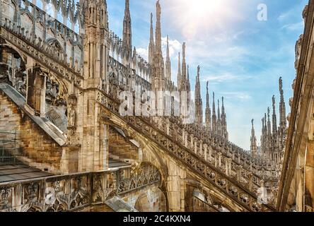 Cathédrale de Milan ou Duomo di Milano le jour ensoleillé, Italie. Belle vue sur le toit de luxe. La célèbre cathédrale de Milan est un point de repère de la ville. Arc gothique orné Banque D'Images