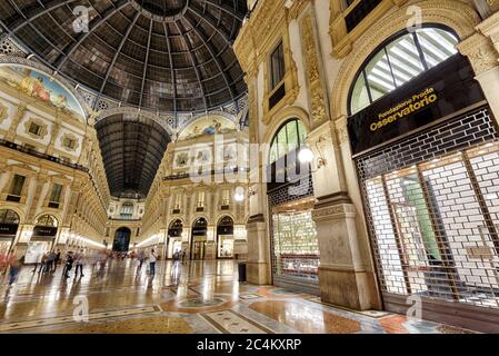 Milan, Italie - 15 mai 2017 : intérieur de la galerie Vittorio Emanuele II à Milan la nuit. Cette galerie est l'un des plus anciens centres commerciaux du monde et Banque D'Images